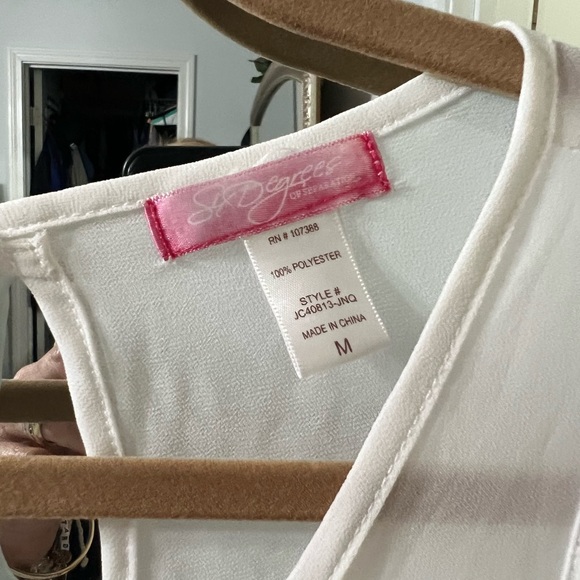 Cute semi sheer top with bow front - Picture 2 of 3